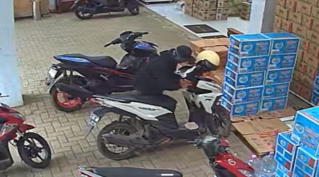 Tangkapan layar video CCTV saat maling beraksi di toko Desa Wangkal, Kecamatan Gading, Kabupaten Probolinggo. (foto: Ali Ya'lu).