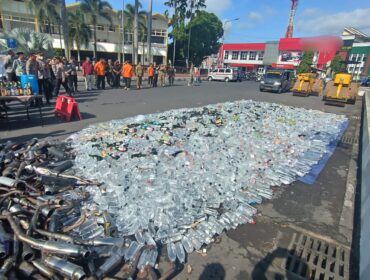 DIHANCURKAN: Pemusnahan ribuan botol miras ilegal di depan gedung Pemerintah Kabupaten (Pemkab) Jember. (foto: M. Abd. Rozak Mubarok).
