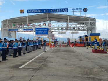 GRATIS: Apel persiapan pembukaan fungsional Tol Probowangi di Exit Tol Kraksaan, Kamis (20/3/25) sore. (foto: Ali Ya'lu).

