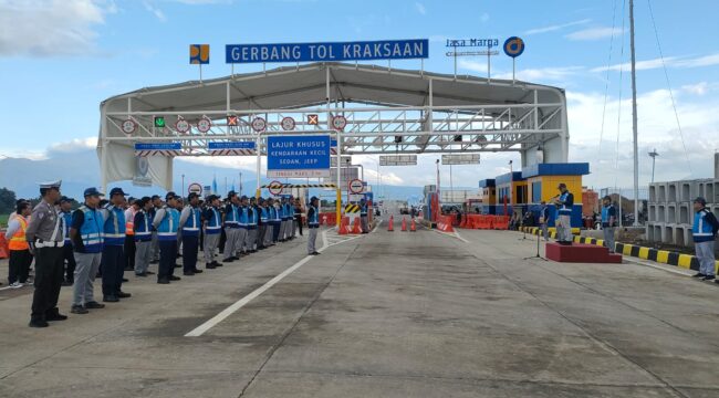 GRATIS: Apel persiapan pembukaan fungsional Tol Probowangi di Exit Tol Kraksaan, Kamis (20/3/25) sore. (foto: Ali Ya'lu).

