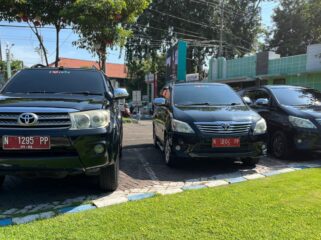 MOBDIN: Sejumlah mobil dinas yang terparkir di kantor Pemkot Probolinggo. (foto: Hafiz Rozani).