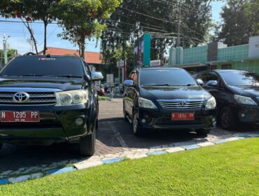 MOBDIN: Sejumlah mobil dinas yang terparkir di kantor Pemkot Probolinggo. (foto: Hafiz Rozani).