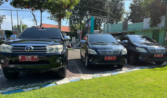 
					MOBDIN: Sejumlah mobil dinas yang terparkir di kantor Pemkot Probolinggo. (foto: Hafiz Rozani).