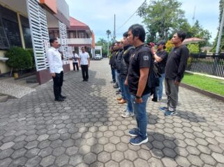 SIAGA: Kasatreskrim Polres Probolinggo Kota, Iptu Zainal Arifin (berbaju putih) memberikan arahan kepada tim opsnal tertutup. (foto: Hafiz Rozani).