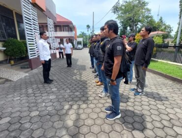 SIAGA: Kasatreskrim Polres Probolinggo Kota, Iptu Zainal Arifin (berbaju putih) memberikan arahan kepada tim opsnal tertutup. (foto: Hafiz Rozani).