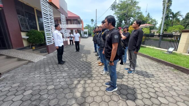 
					SIAGA: Kasatreskrim Polres Probolinggo Kota, Iptu Zainal Arifin (berbaju putih) memberikan arahan kepada tim opsnal tertutup. (foto: Hafiz Rozani).