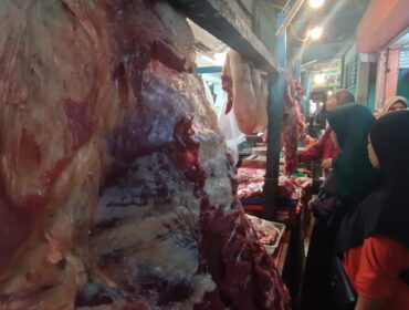 MELIMPAH: Pedagang daging sapi di Pasar Tanjung Jember sedang menjual dagangannya. (foto: M. Abd. Rozak Mubarok).