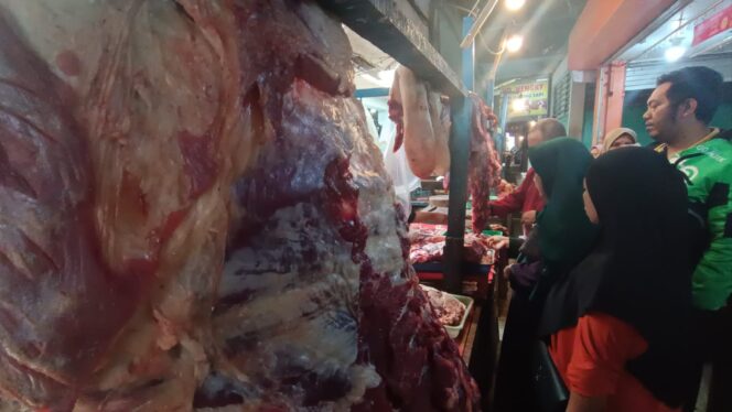 
					MELIMPAH: Pedagang daging sapi di Pasar Tanjung Jember sedang menjual dagangannya. (foto: M. Abd. Rozak Mubarok).