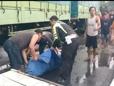 EVAKUASI: Petugas Unit Gakkum Satlantas Polres Probolinggo Kota saat mengevakuasi korban dari TKP. (foto: Hafiz Rozani).