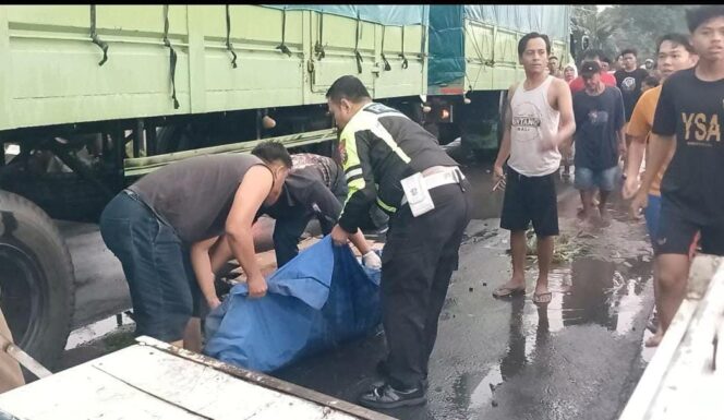 
					EVAKUASI: Petugas Unit Gakkum Satlantas Polres Probolinggo Kota saat mengevakuasi korban dari TKP. (foto: Hafiz Rozani).