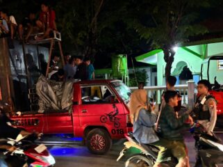 PENERTIBAN: Anggota Polres Probolinggo Kota saat memberi imbauan kepada warga yang menggunakan sound horeg. (foto: istimewa)